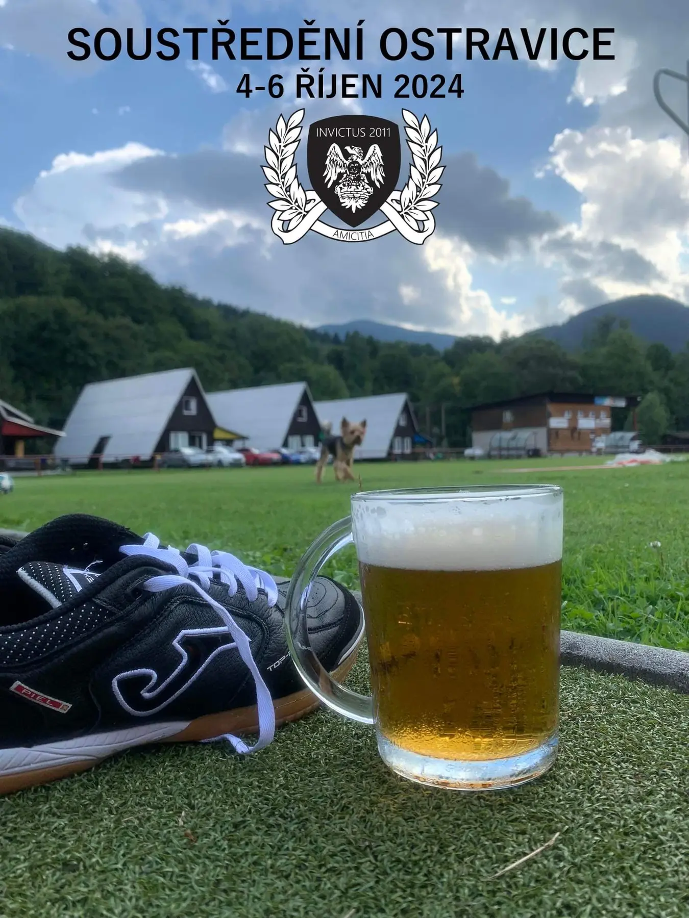Futsalové boty a pivo na hřišti během soustředění Invictu v Ostravici v roce 2024
