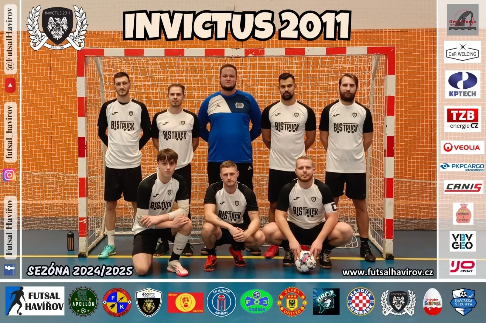 Oficiální týmová fotografie Invictu ze sezony 2024/25 před futsalovou brankou