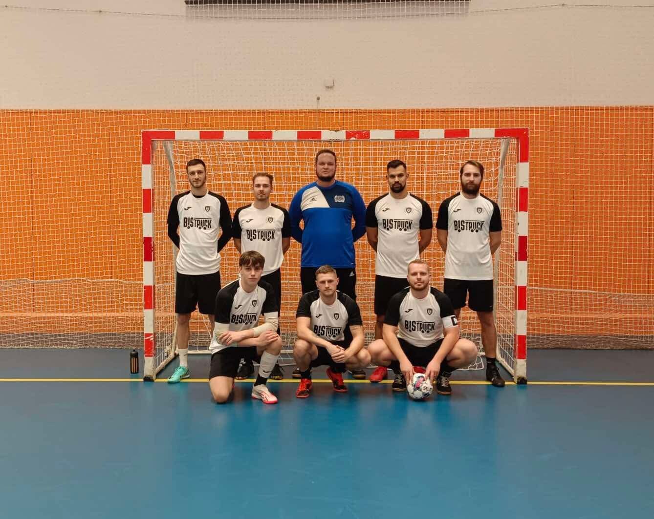 Tým Invictus 2011 před futsalovou brankou