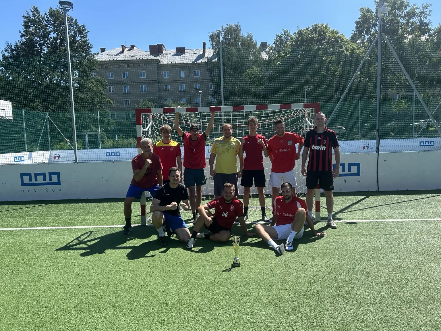 Společná fotografie týmu Joga Bonito po vítězství v INVICUPU 2026