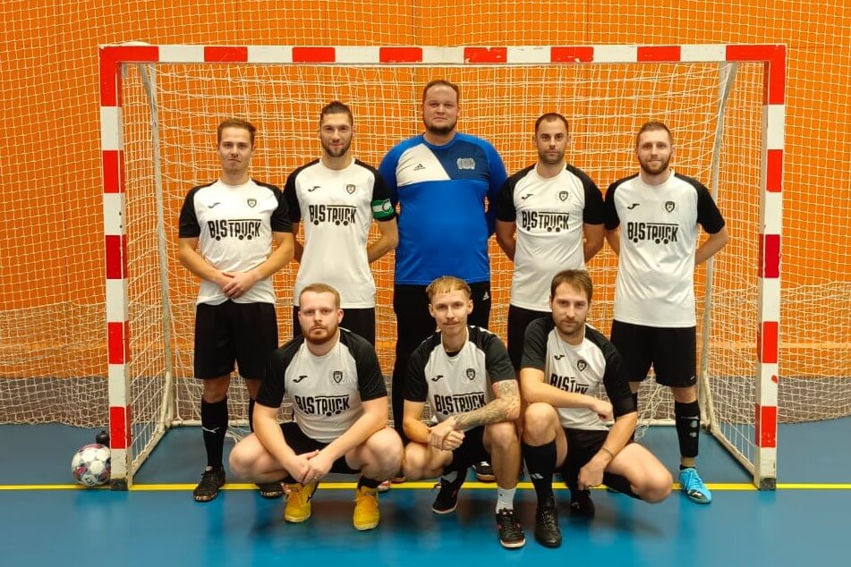 Společná fotografie osmi hráčů Invictus 2011 před futsalovou brankou